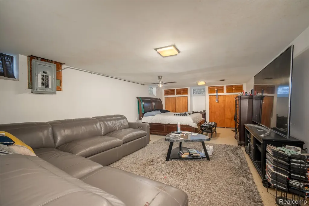 21328 Sloan Drive Harper Woods City MI 48225