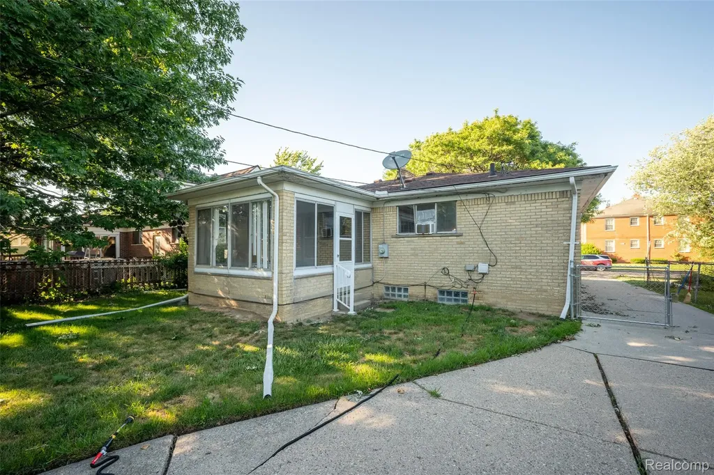 21328 Sloan Drive Harper Woods City MI 48225