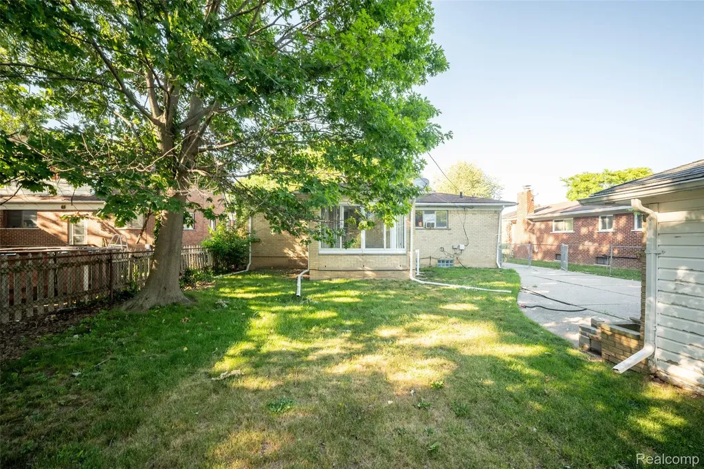 21328 Sloan Drive Harper Woods City MI 48225