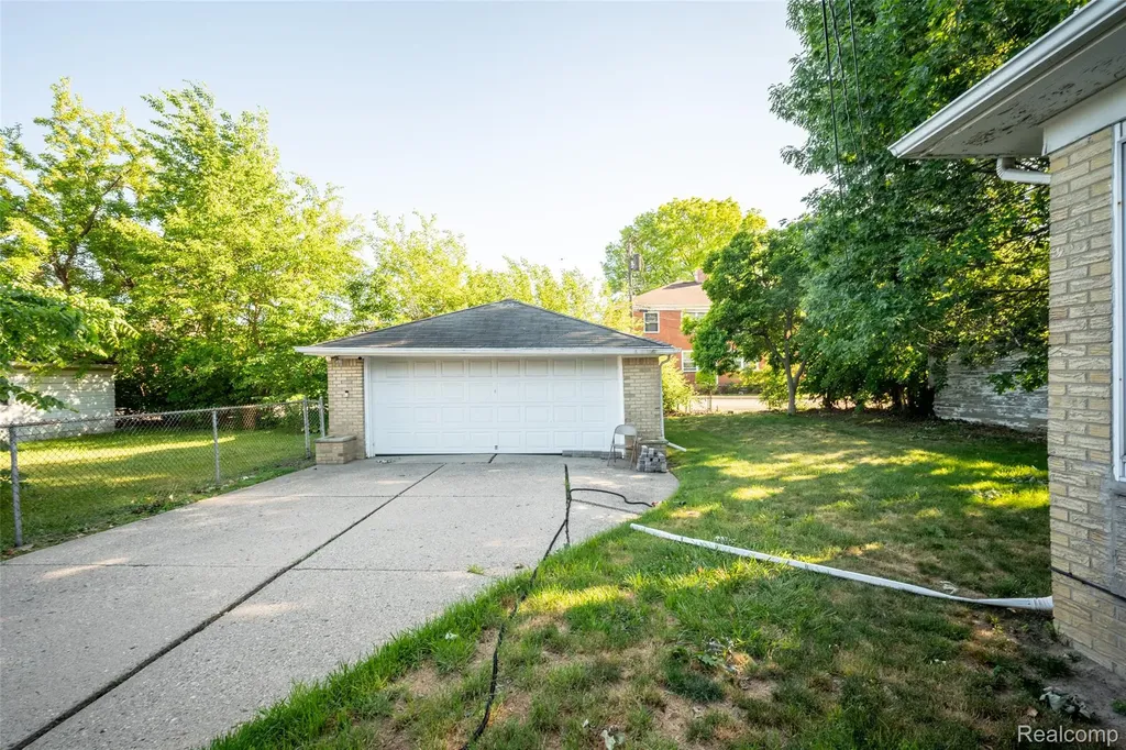 21328 Sloan Drive Harper Woods City MI 48225