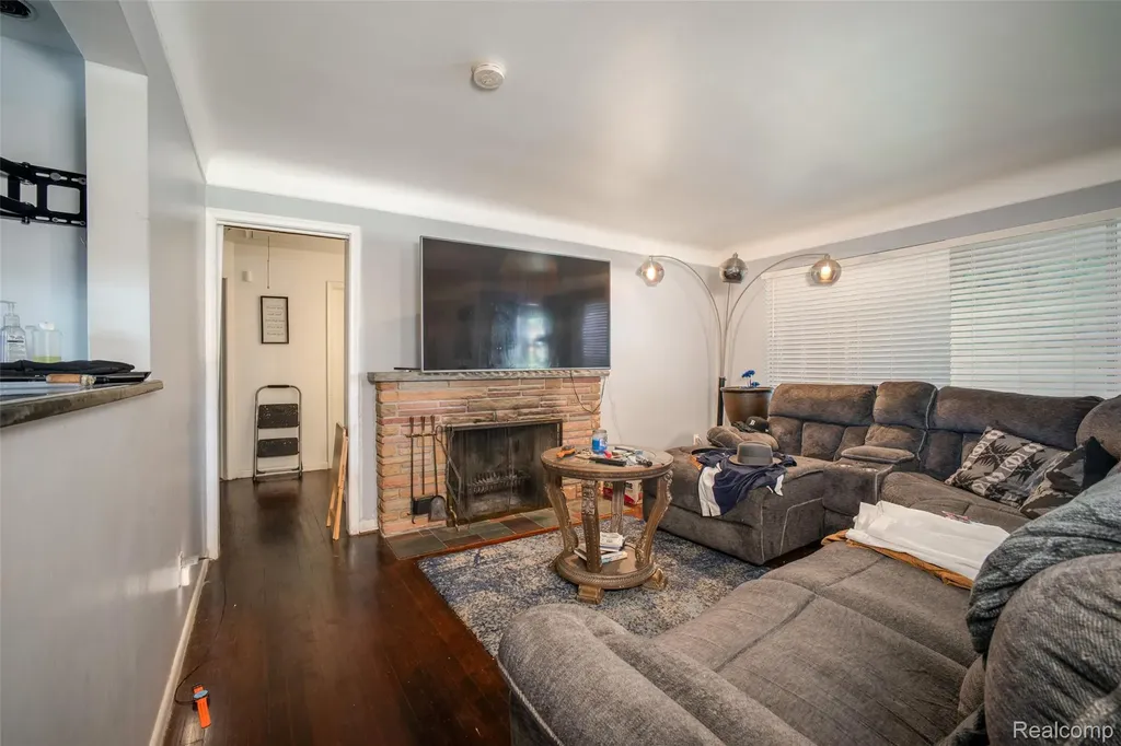 21328 Sloan Drive Harper Woods City MI 48225