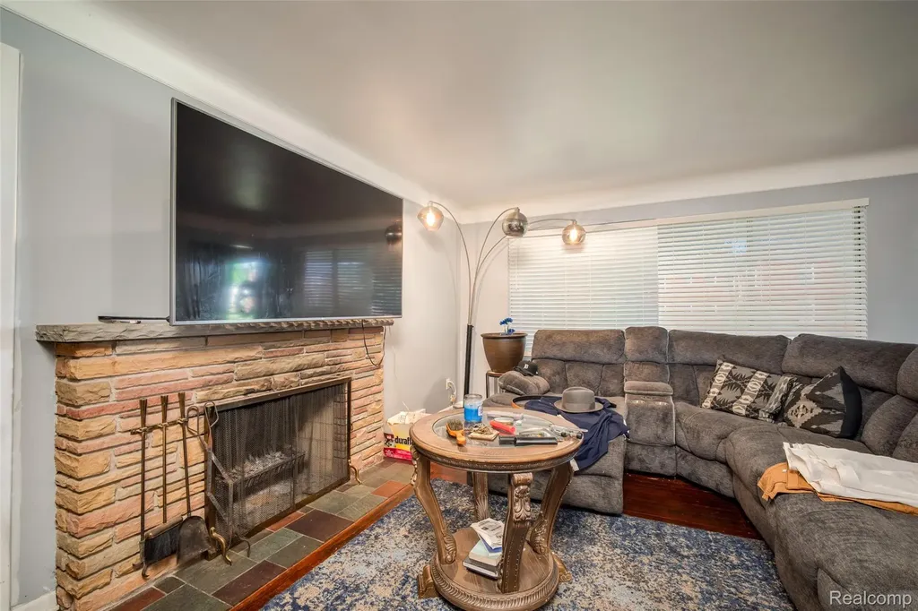 21328 Sloan Drive Harper Woods City MI 48225