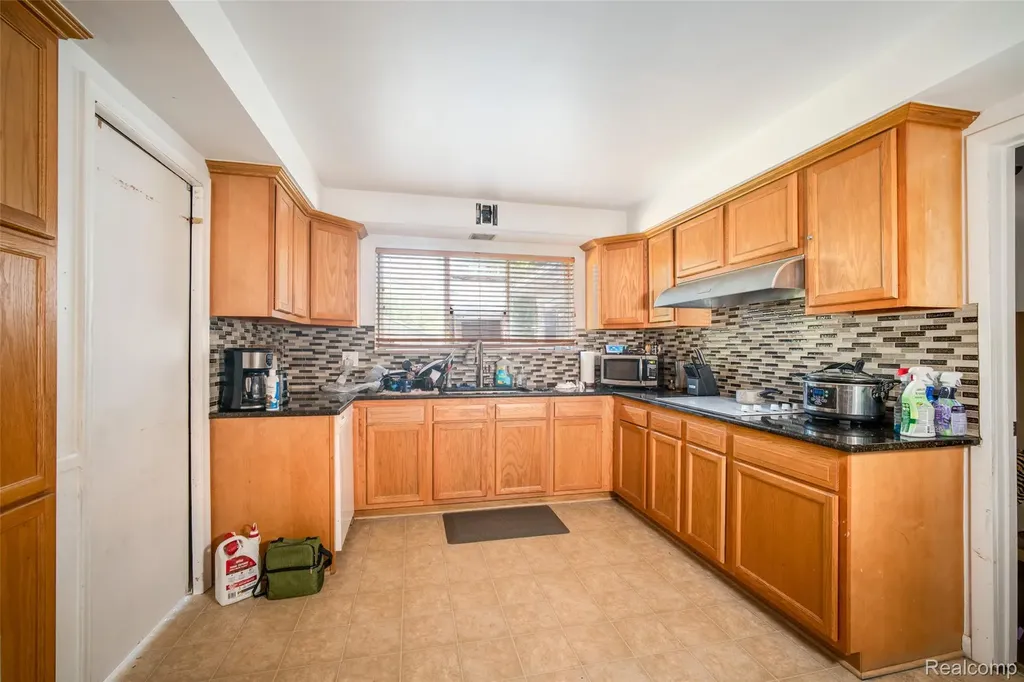 21328 Sloan Drive Harper Woods City MI 48225