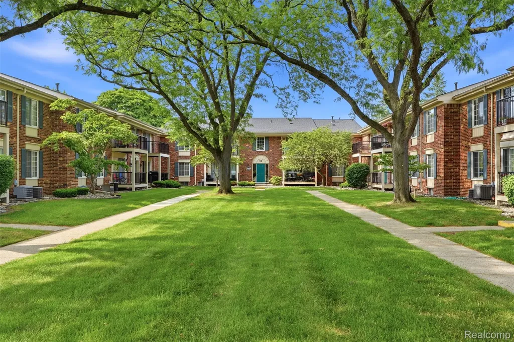 12042 15 Mile Road Sterling Heights City MI 48312