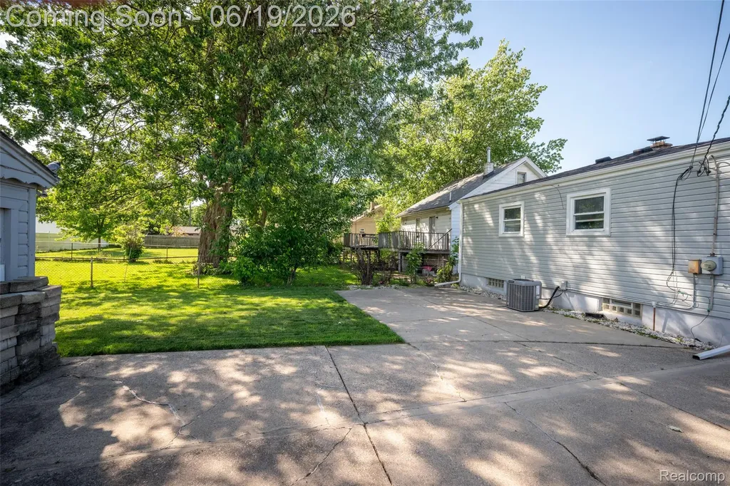 23814 Elmira Street St. Clair Shores City MI 48082
