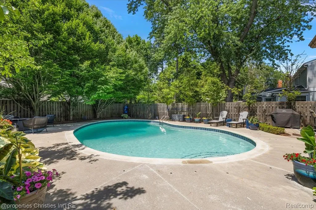 352 S Glenhurst Drive Birmingham City MI 48009