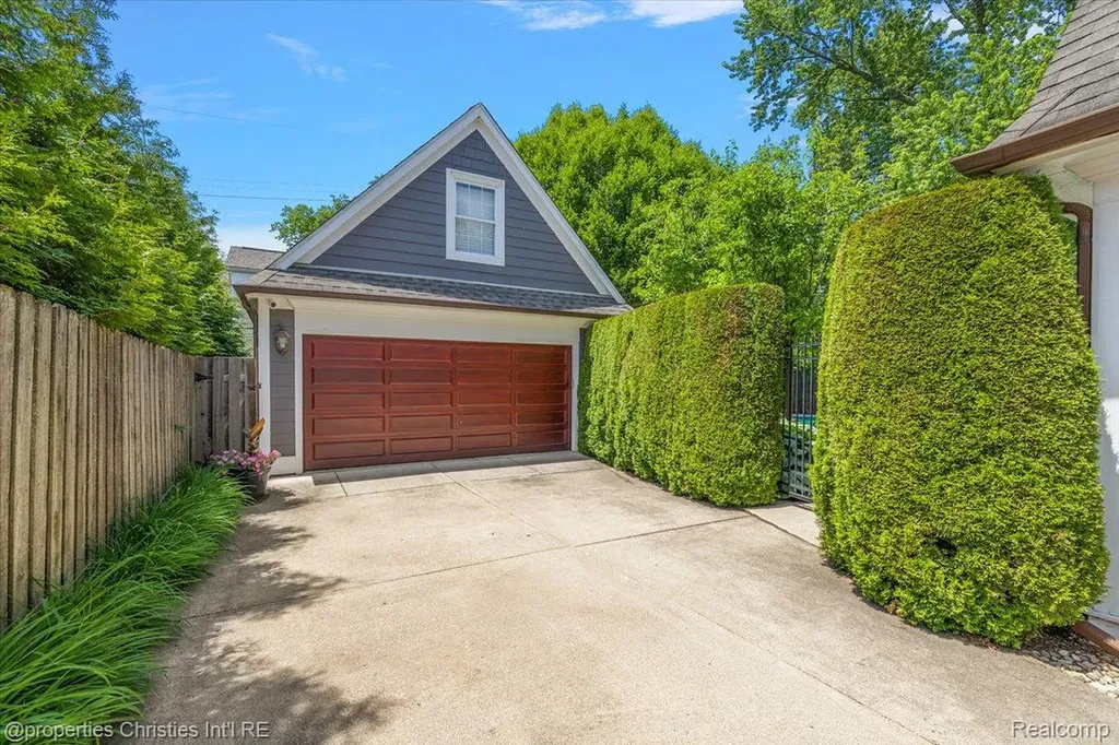 352 S Glenhurst Drive Birmingham City MI 48009