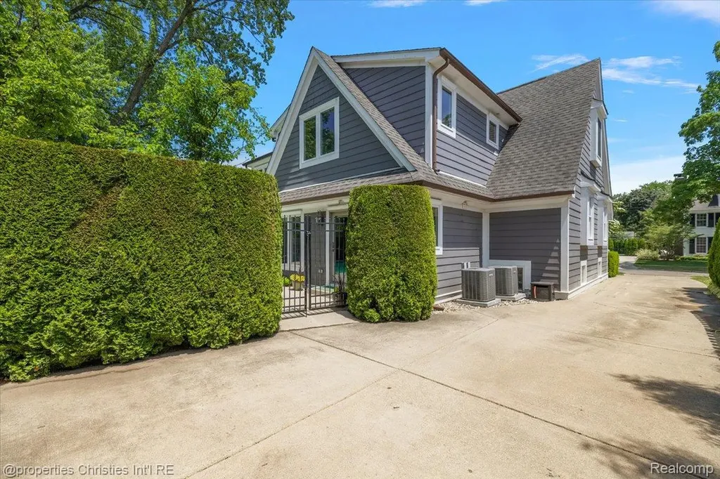 352 S Glenhurst Drive Birmingham City MI 48009