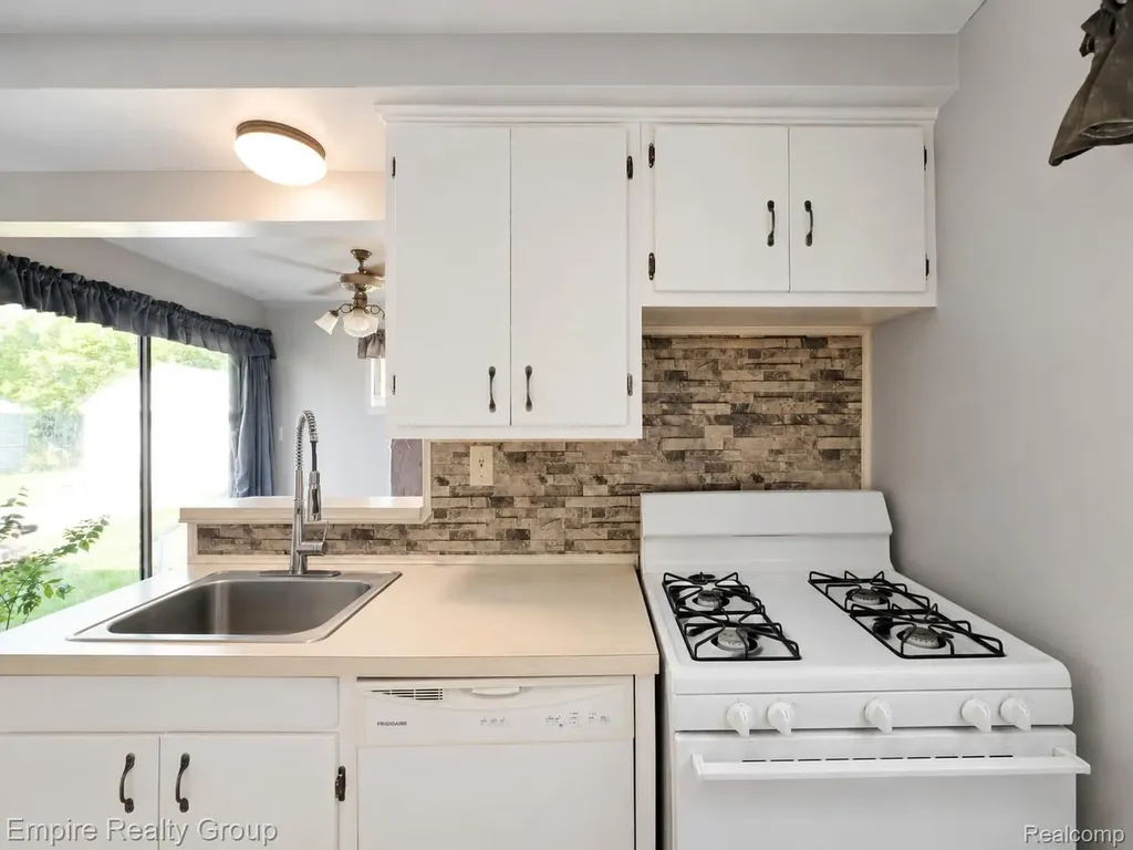 12852 Wormer Redford Charter Township MI 48239