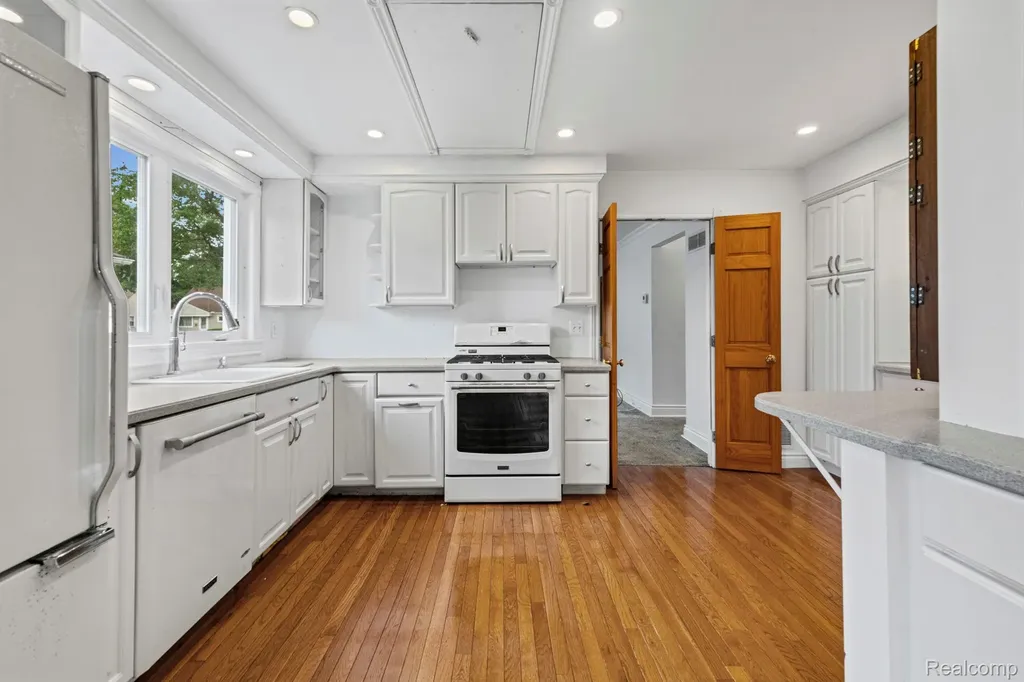4010 Linwood Avenue Royal Oak City MI 48073