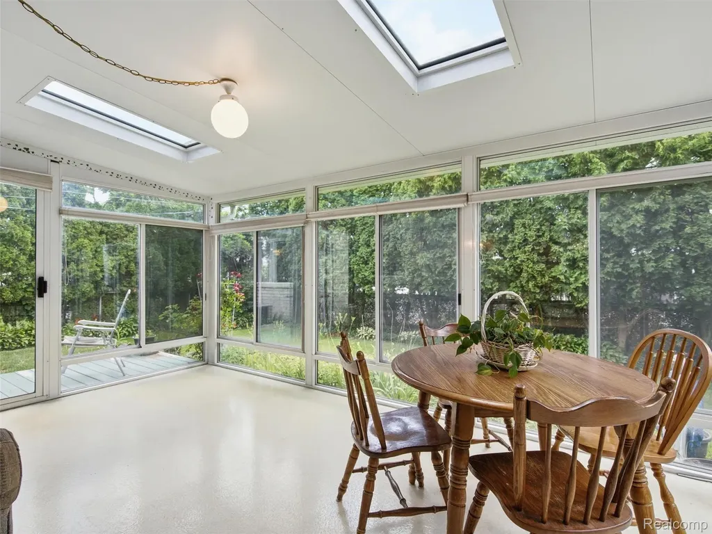 883 Briarcliff Drive Grosse Pointe Woods City MI 48236