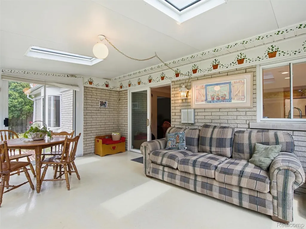 883 Briarcliff Drive Grosse Pointe Woods City MI 48236