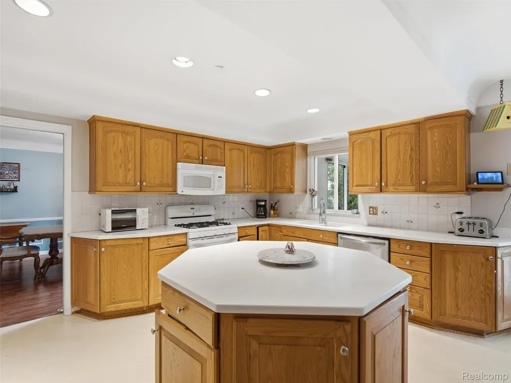 883 Briarcliff Drive Grosse Pointe Woods City MI 48236