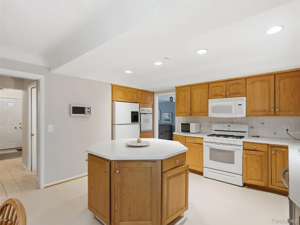 883 Briarcliff Drive Grosse Pointe Woods City MI 48236