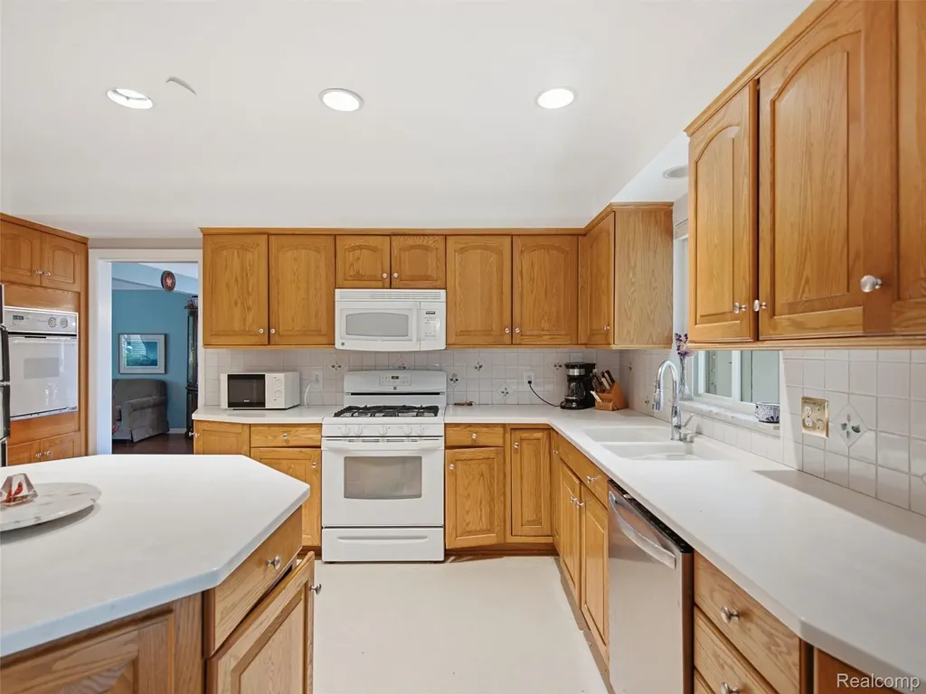 883 Briarcliff Drive Grosse Pointe Woods City MI 48236