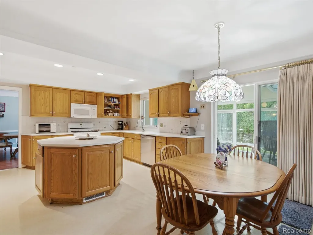 883 Briarcliff Drive Grosse Pointe Woods City MI 48236