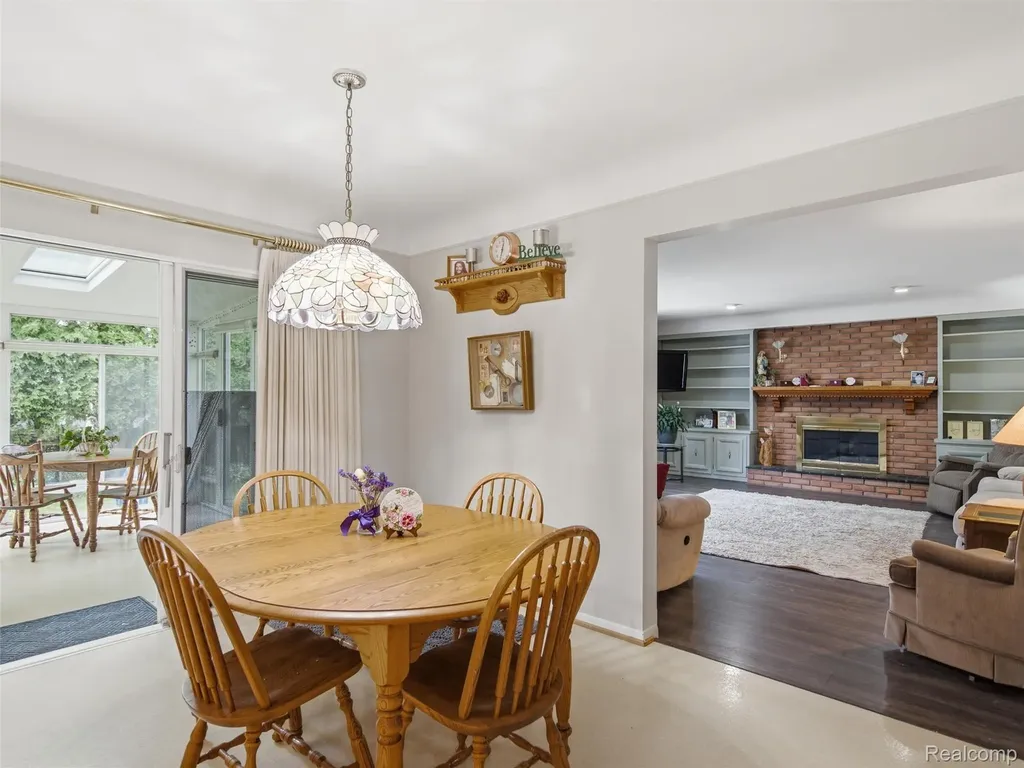 883 Briarcliff Drive Grosse Pointe Woods City MI 48236