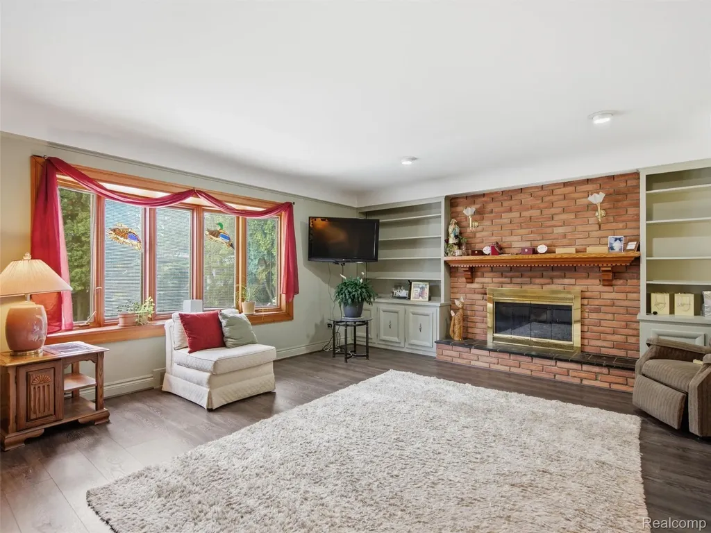 883 Briarcliff Drive Grosse Pointe Woods City MI 48236