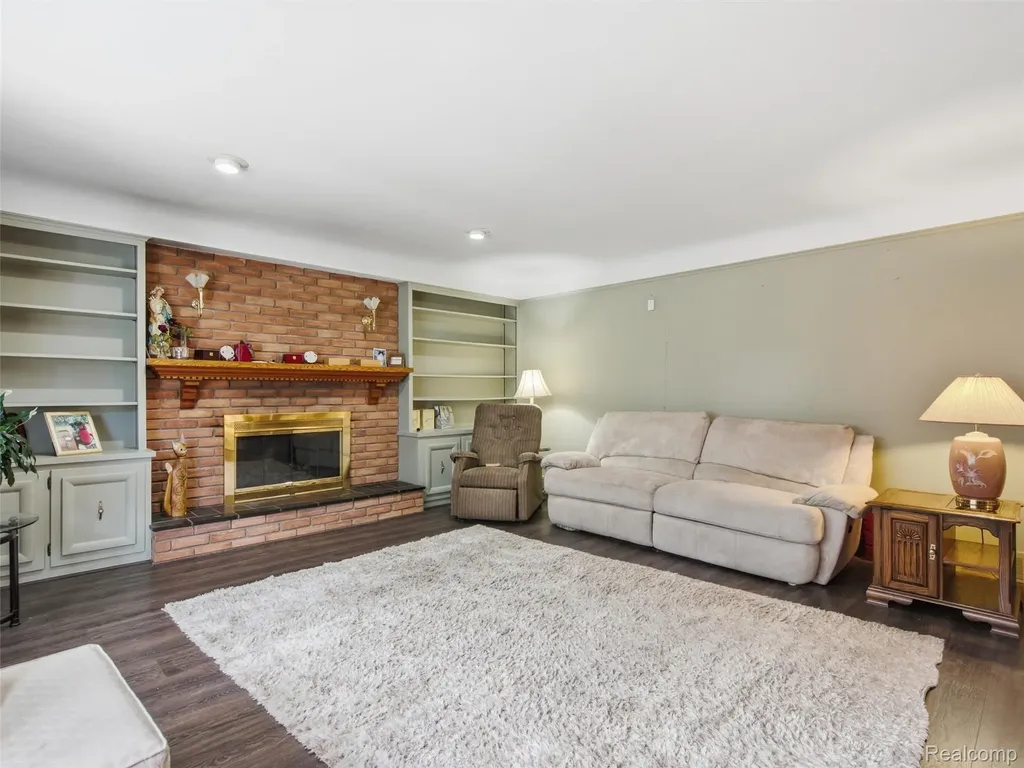 883 Briarcliff Drive Grosse Pointe Woods City MI 48236