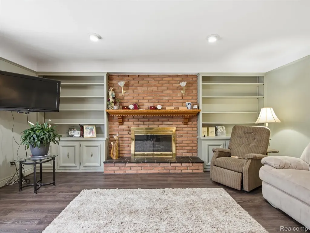 883 Briarcliff Drive Grosse Pointe Woods City MI 48236