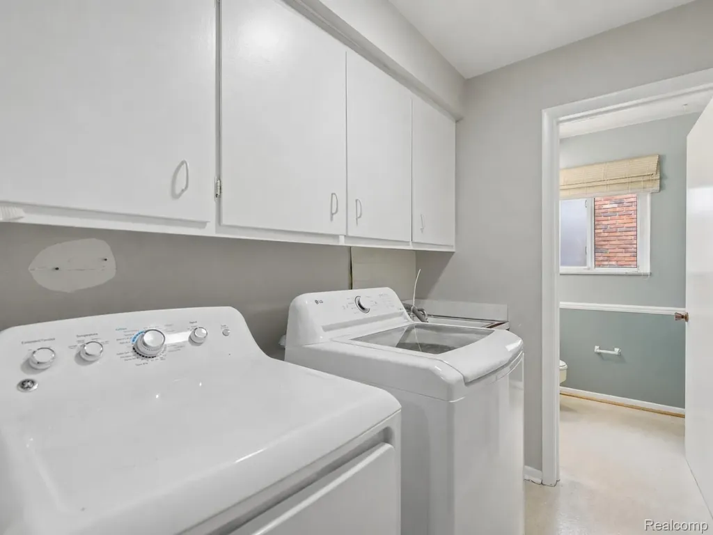 883 Briarcliff Drive Grosse Pointe Woods City MI 48236