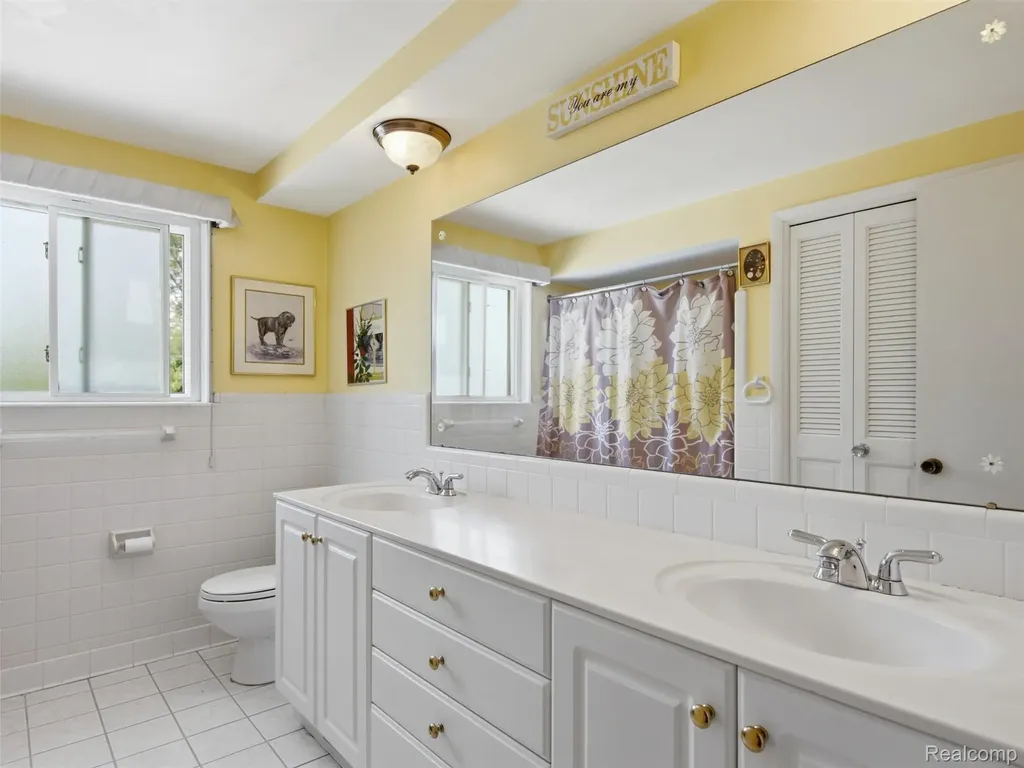 883 Briarcliff Drive Grosse Pointe Woods City MI 48236