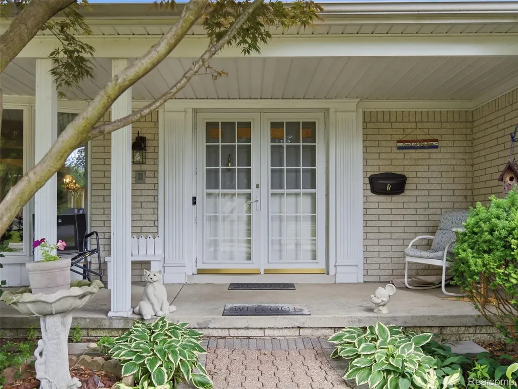 883 Briarcliff Drive Grosse Pointe Woods City MI 48236