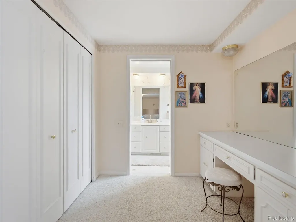 883 Briarcliff Drive Grosse Pointe Woods City MI 48236