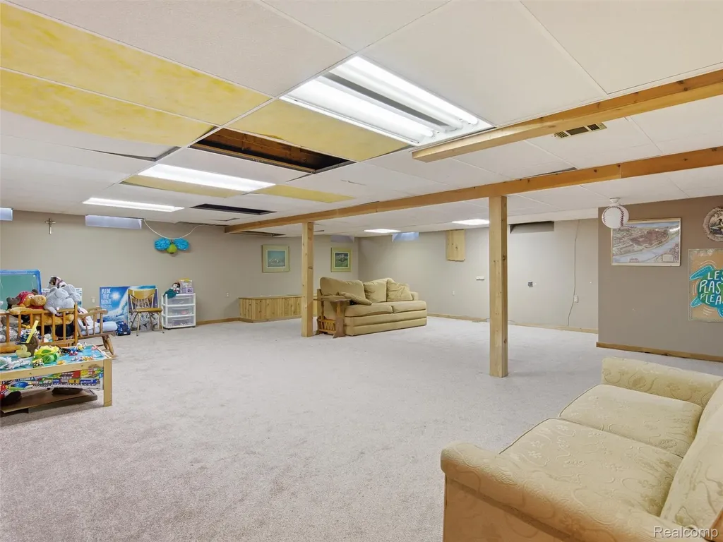 883 Briarcliff Drive Grosse Pointe Woods City MI 48236