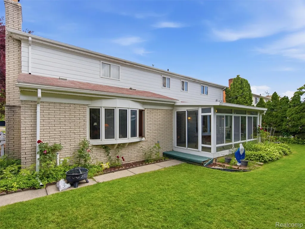 883 Briarcliff Drive Grosse Pointe Woods City MI 48236