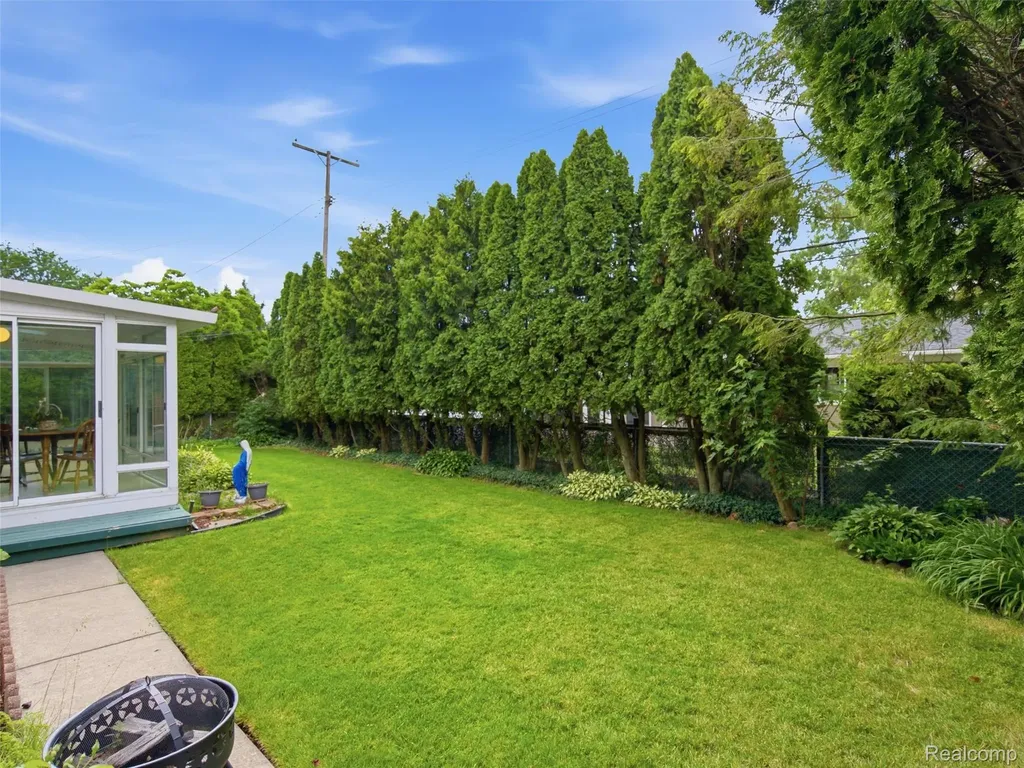 883 Briarcliff Drive Grosse Pointe Woods City MI 48236