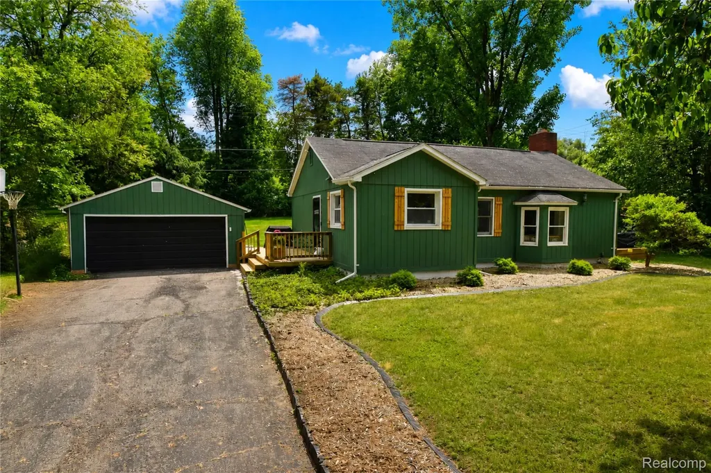 1405 Middle Road Highland Charter Township MI 48357