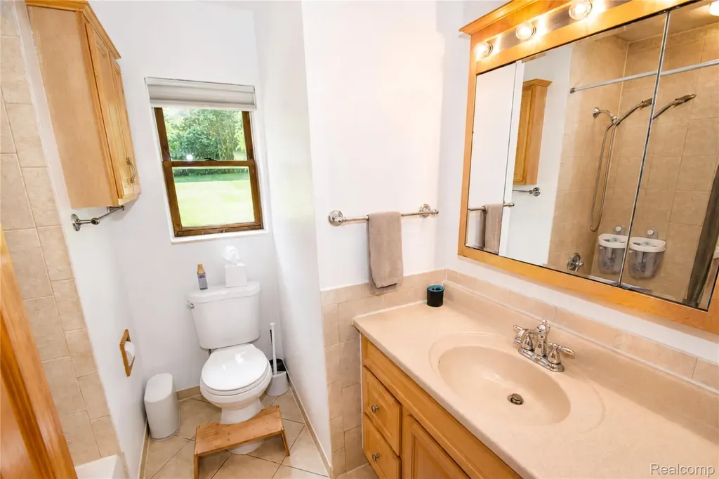 1405 Middle Road Highland Charter Township MI 48357
