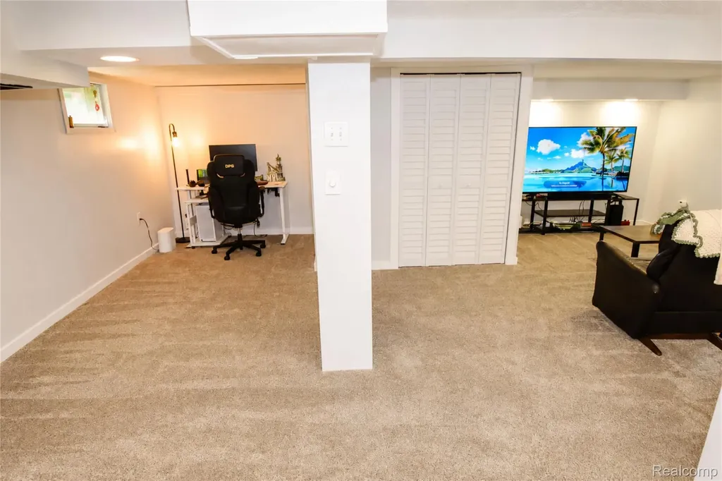 1405 Middle Road Highland Charter Township MI 48357
