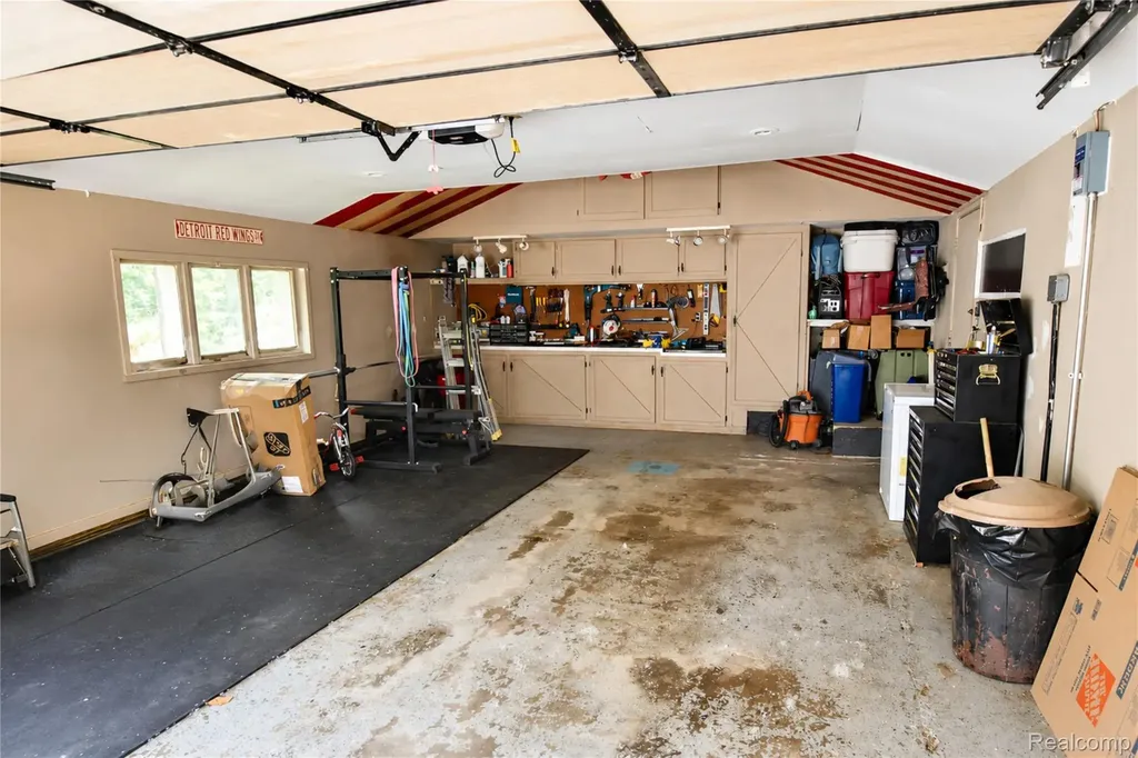 1405 Middle Road Highland Charter Township MI 48357
