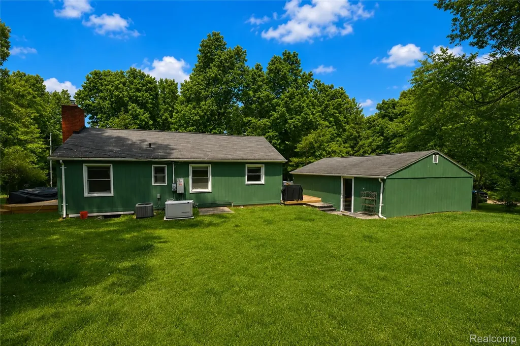 1405 Middle Road Highland Charter Township MI 48357