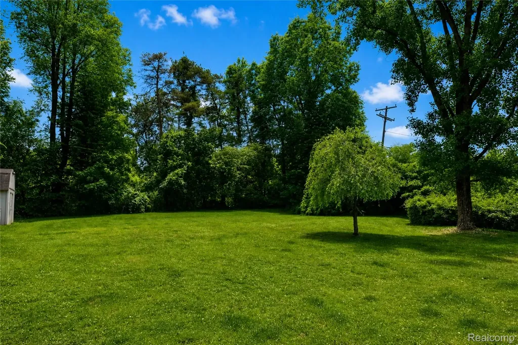 1405 Middle Road Highland Charter Township MI 48357