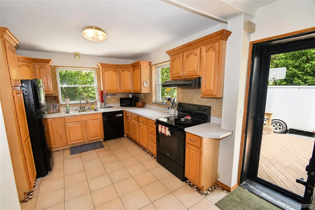 1405 Middle Road Highland Charter Township MI 48357