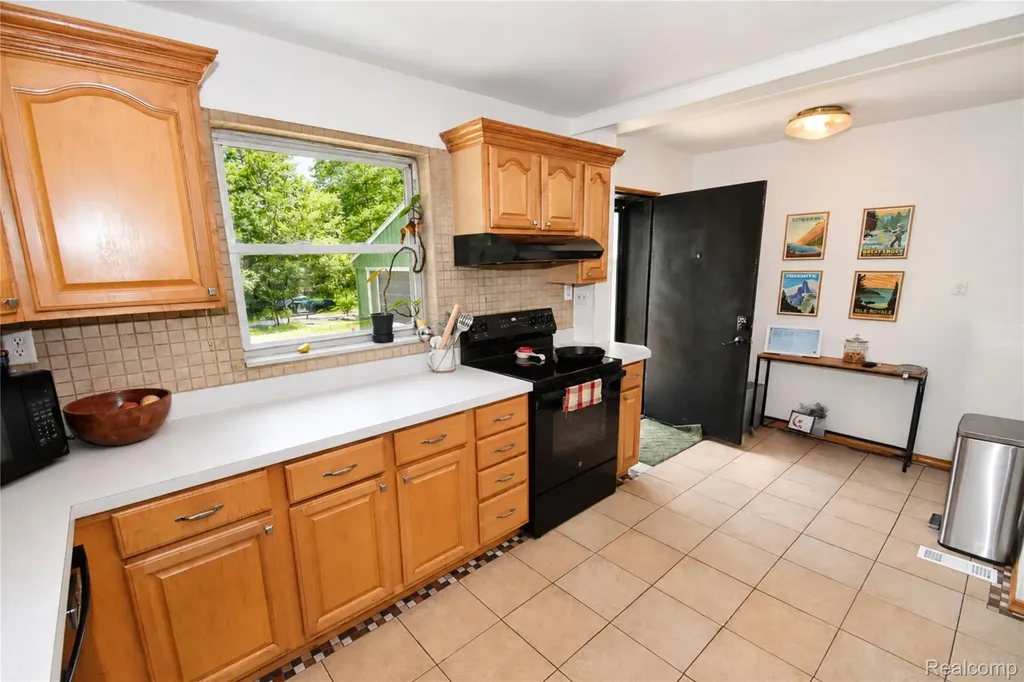 1405 Middle Road Highland Charter Township MI 48357