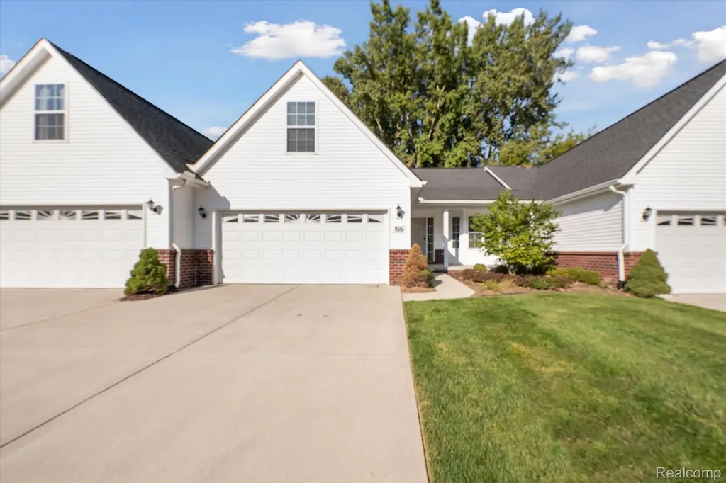 816 Nelsons Ridge Drive Howell City MI 48843