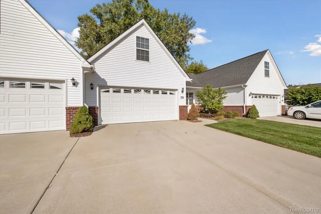 816 Nelsons Ridge Drive Howell City MI 48843