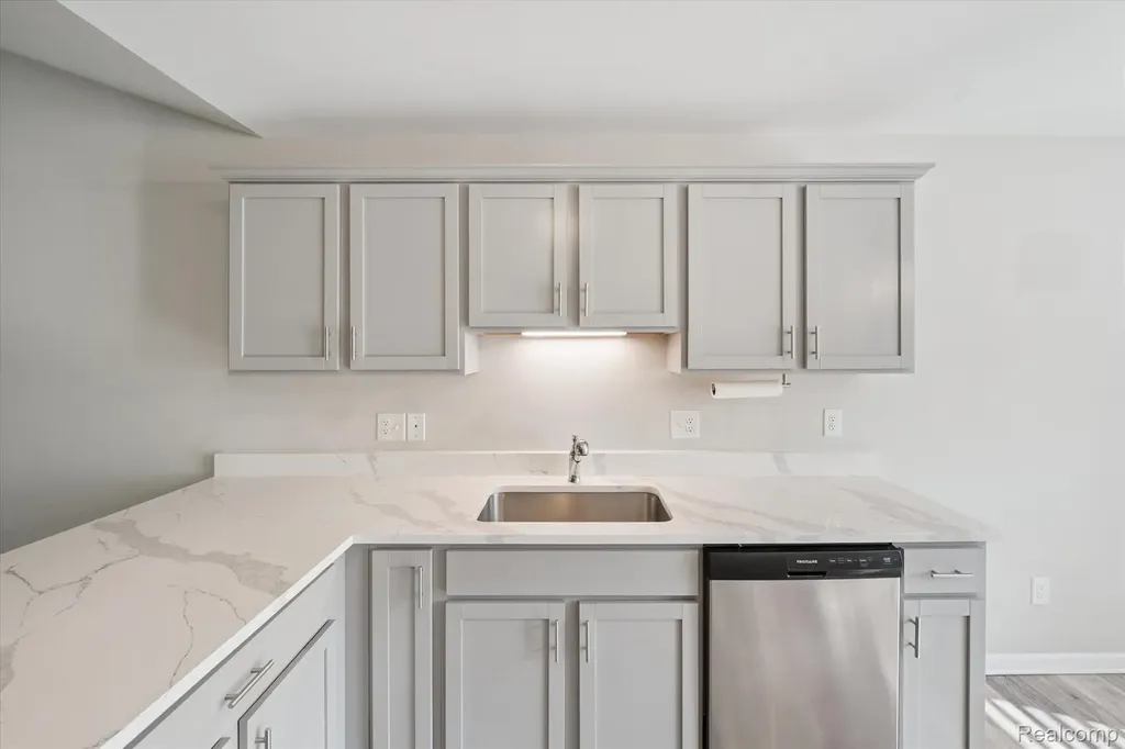 816 Nelsons Ridge Drive Howell City MI 48843