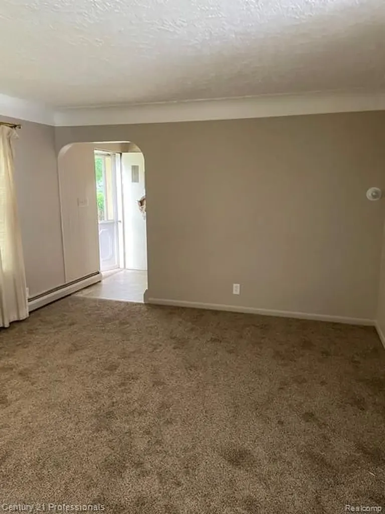 32297 Warren Road Garden City City MI 48135