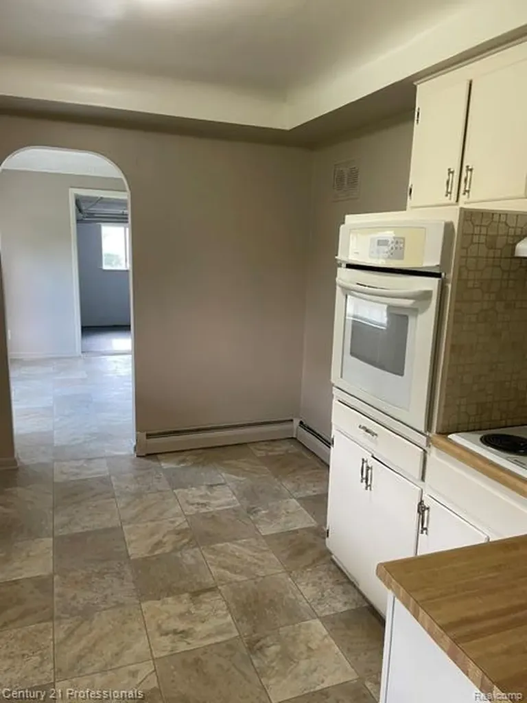 32297 Warren Road Garden City City MI 48135