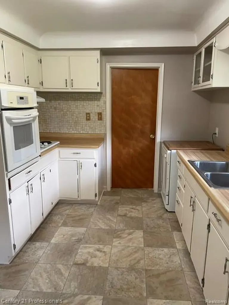 32297 Warren Road Garden City City MI 48135