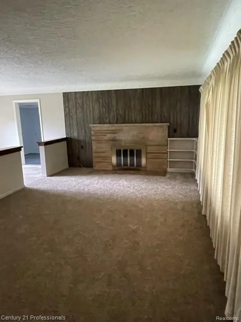 32297 Warren Road Garden City City MI 48135