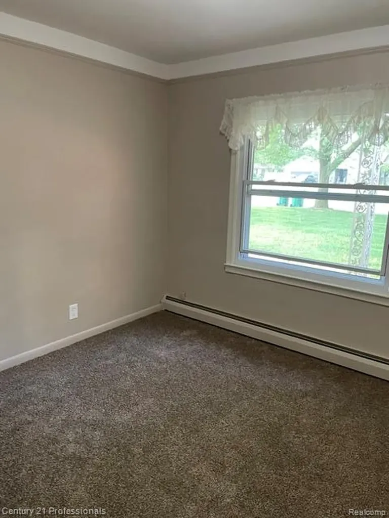 32297 Warren Road Garden City City MI 48135