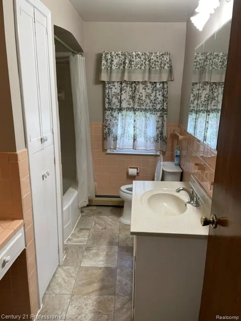 32297 Warren Road Garden City City MI 48135