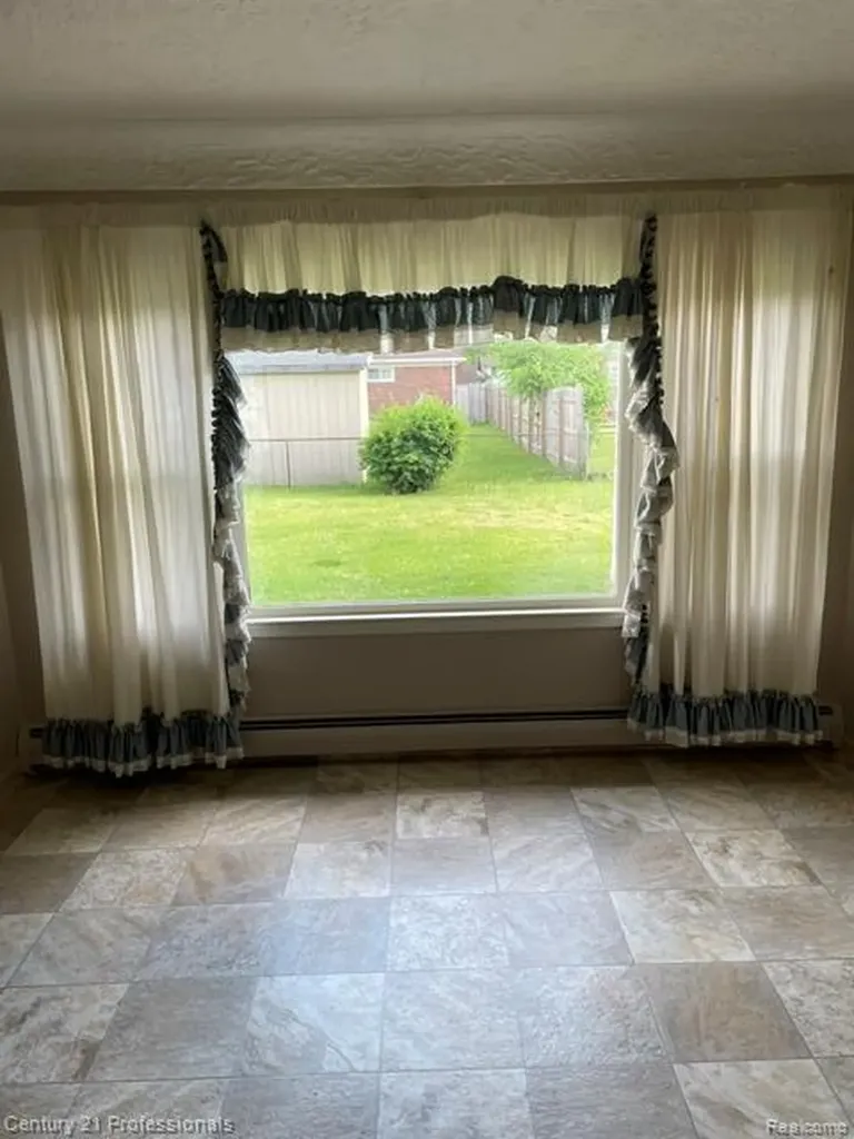 32297 Warren Road Garden City City MI 48135