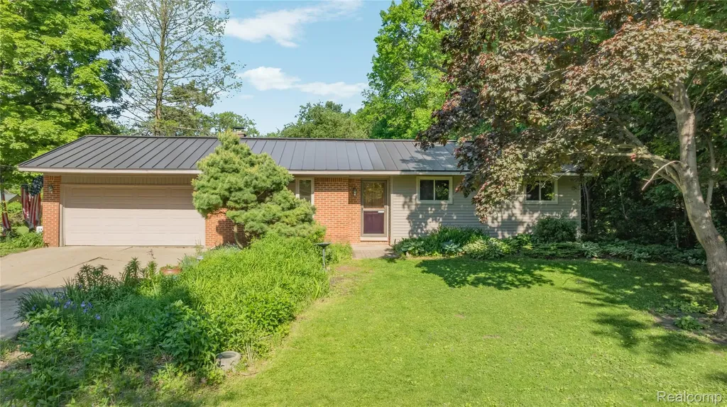 760 Waterbury Road Highland Charter Township MI 48356